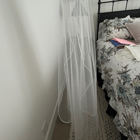 Satin Trim Fingertip Veil